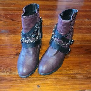 BKE Maroon Petra booties with black straps and silver chain accents. Size 8